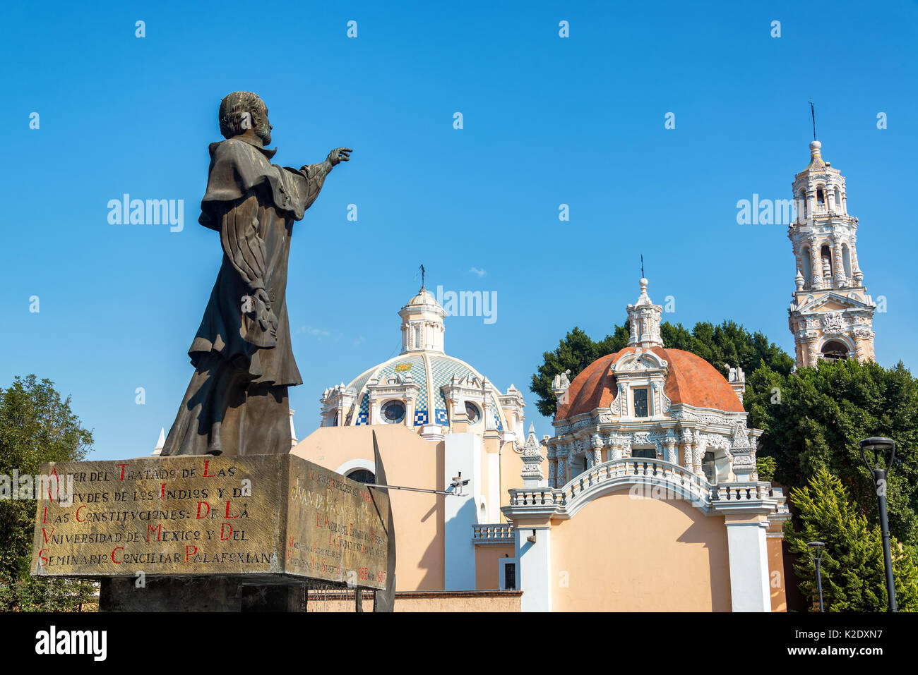 Historische Statue und Guadalupe Kirche in schönen Puebla, Mexiko Stockfoto