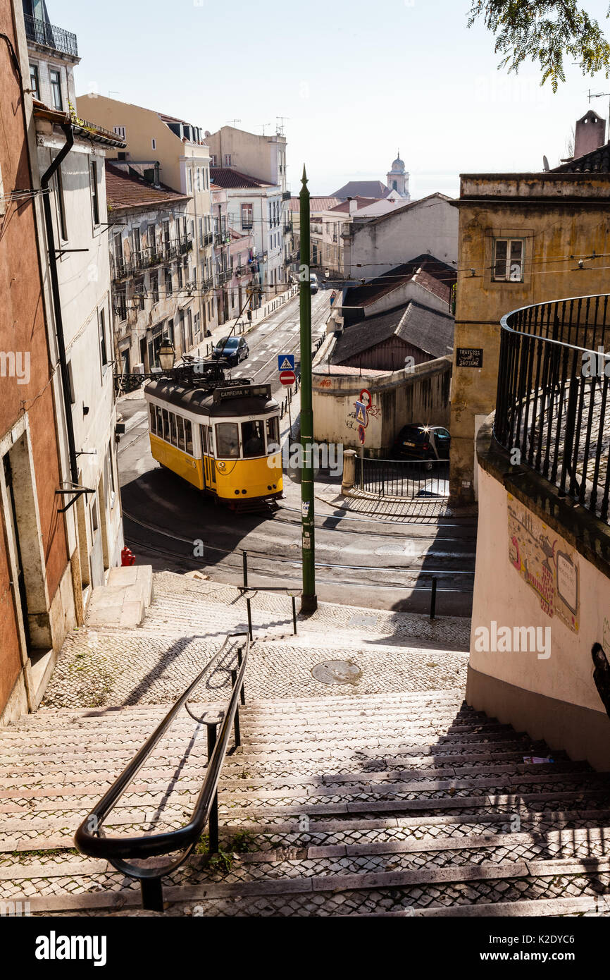 Gelbe tram in engen Straße Stockfoto
