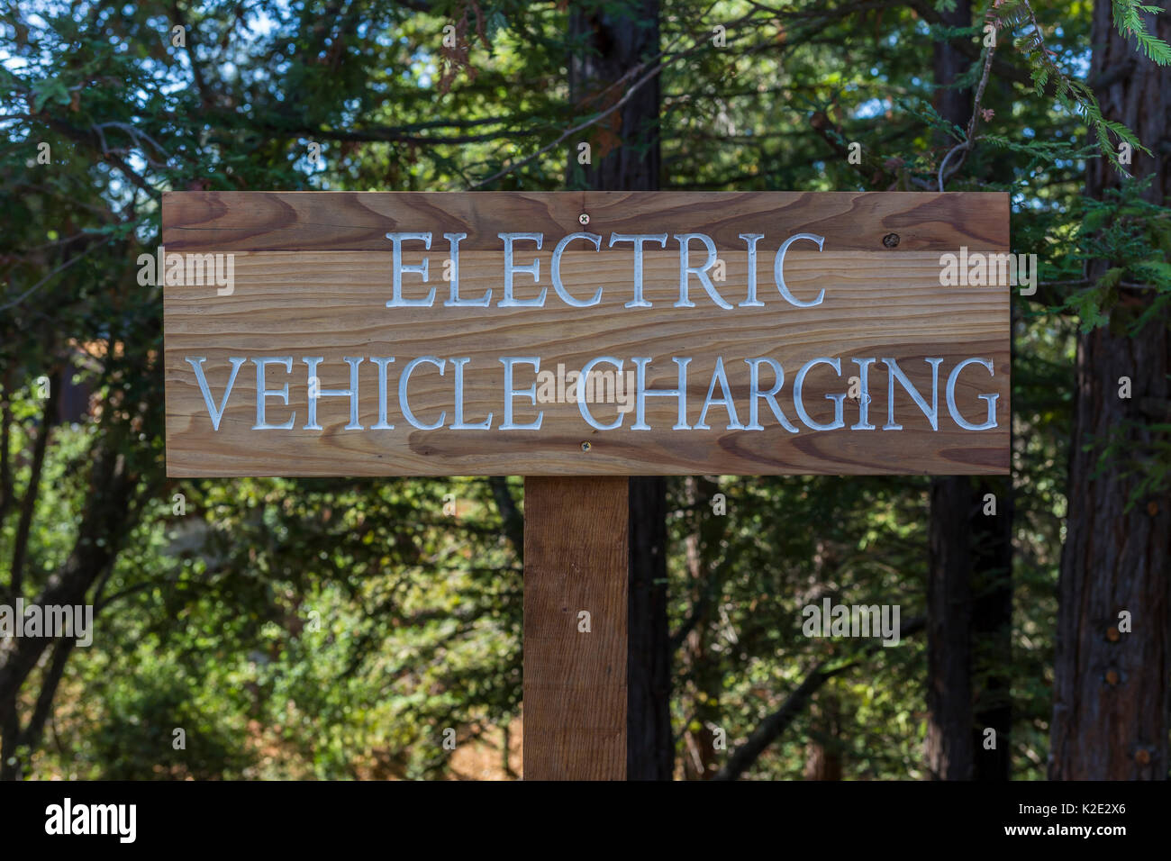 Elektrofahrzeug Ladestation, saubere Energie, Joseph Phelps Vineyards, Napa Valley, Napa County, Kalifornien, USA, Nordamerika Stockfoto