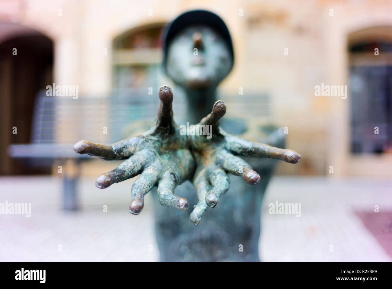 Eine Bronzestatue, die sich mit den Fingern und Händen greifen. Stockfoto