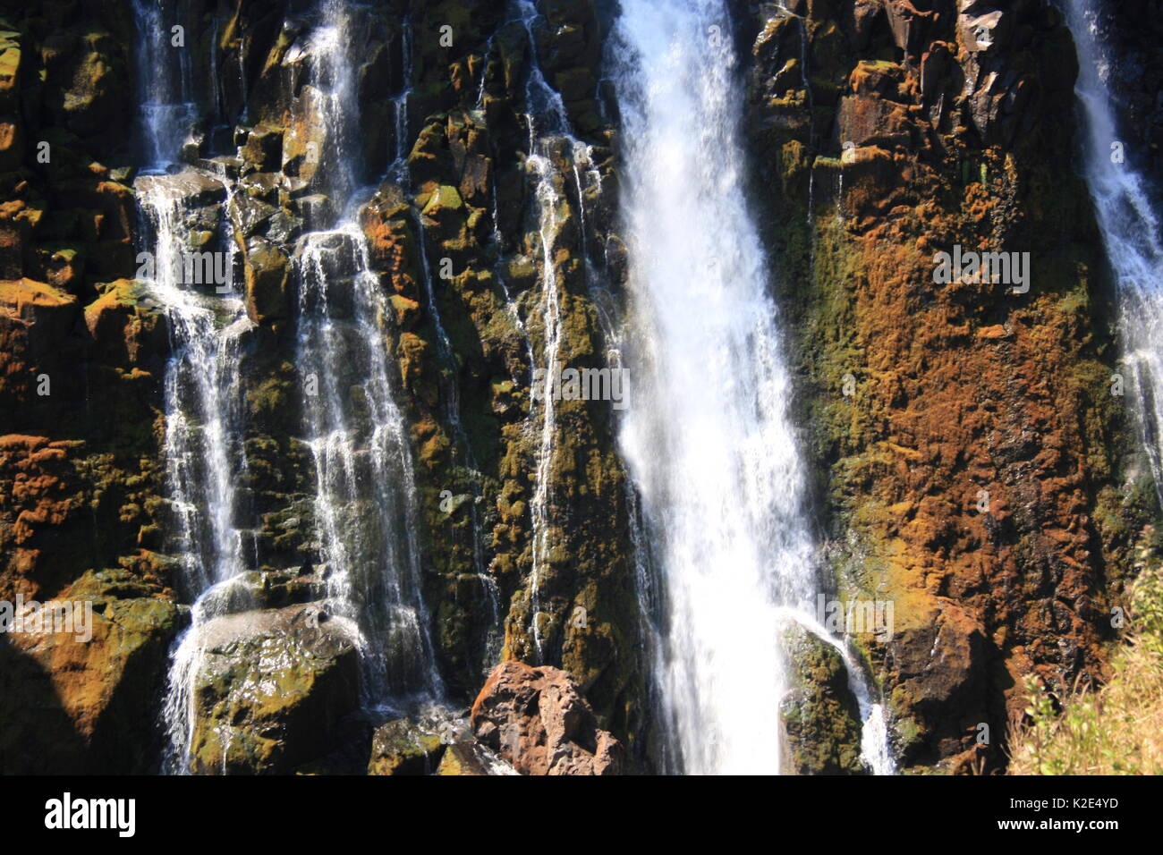 Wasser, das in der Felswand an der Victoria Wasserfälle in Sambia Stockfoto