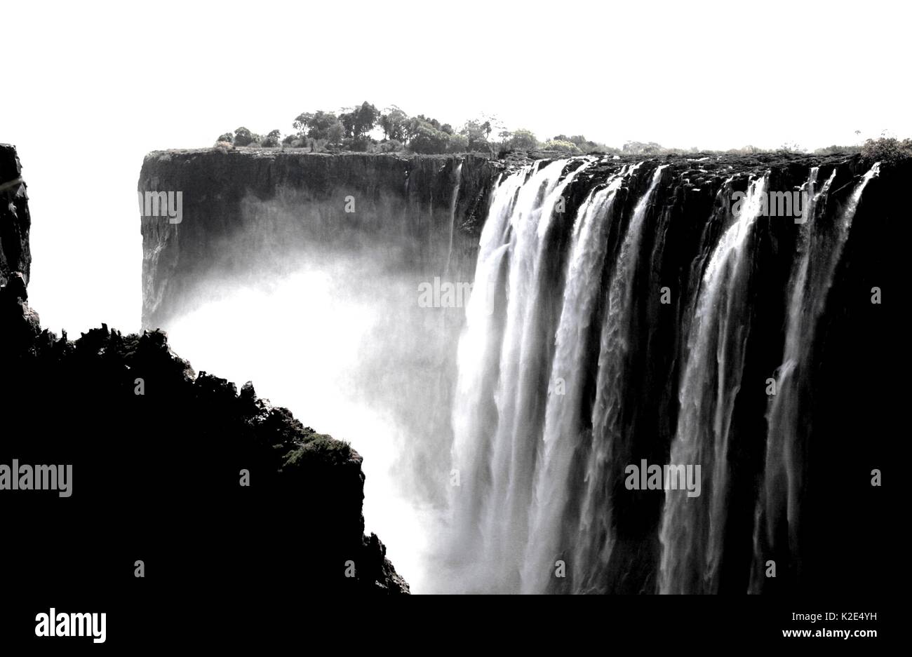 Schwarze und weiße kontrastreiches Bild der Victoria Wasserfälle in Sambia Stockfoto