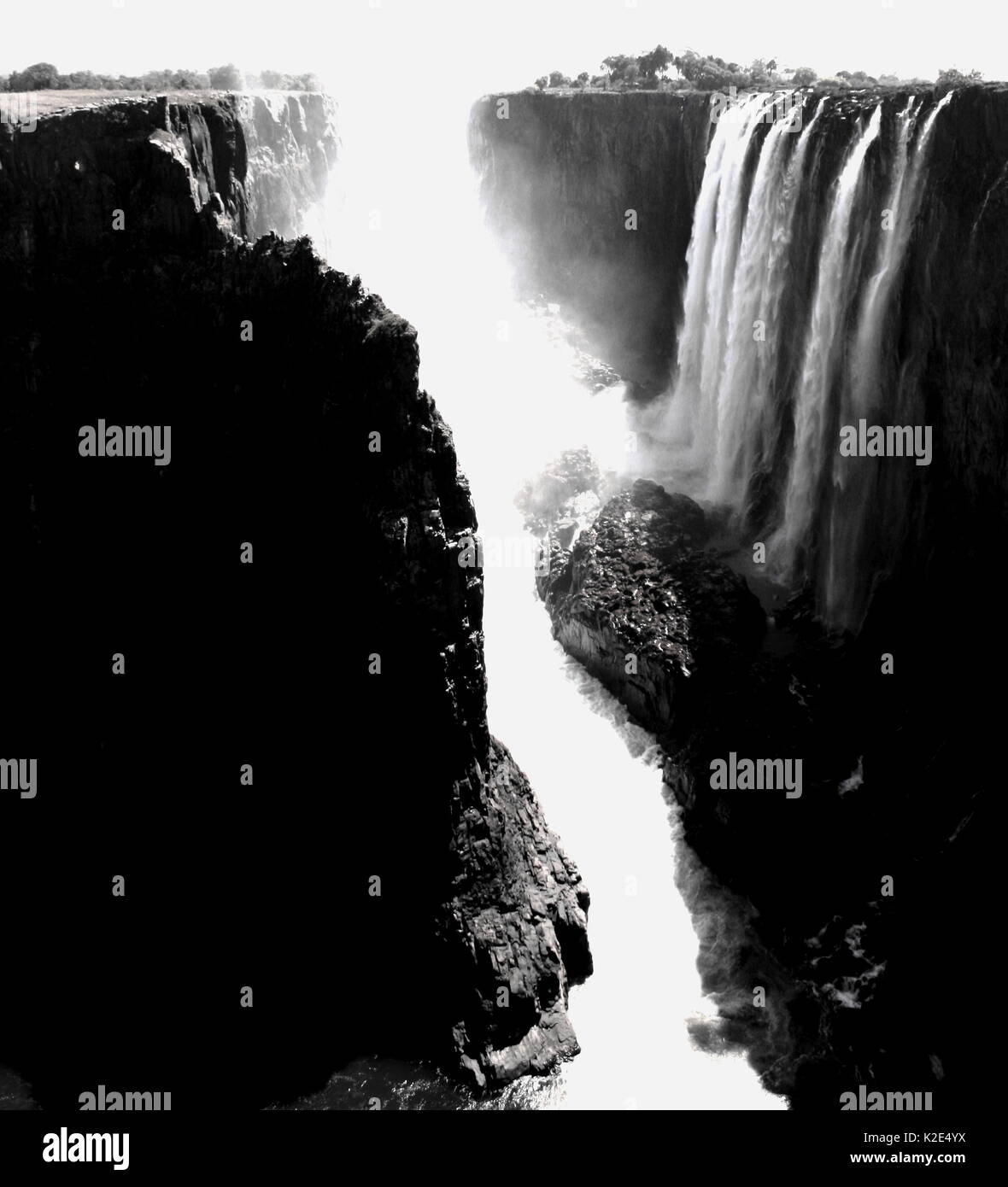 Hoher Kontrast schwarz-weiß Bild von Victoria Falls in Zambia Stockfoto