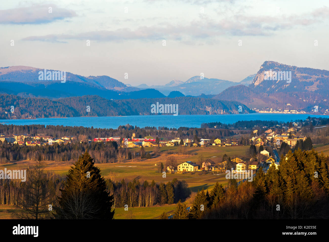 Tal Vallée de Joux mit Lac de Joux und Gipfel Dent de Vaulion, Le Chenit, Waadt, Schweiz Stockfoto