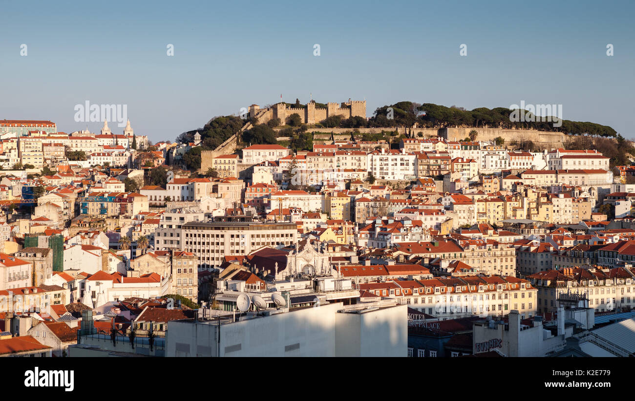 Blick auf Lissabon bei Sonnenuntergang mit Castelo Sao Jorge Stockfoto