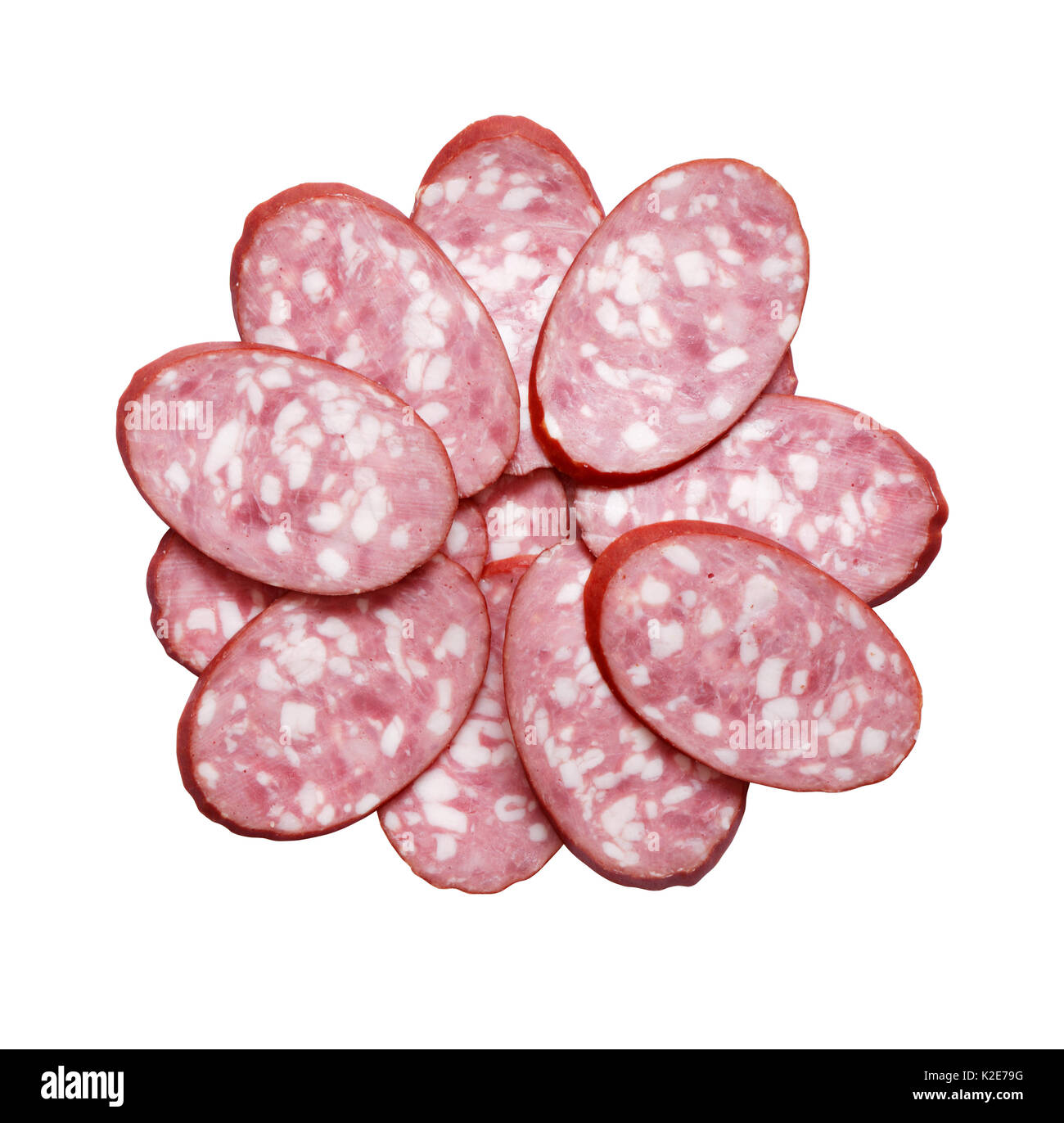 Salami in Scheiben geschnitten auf weißem Hintergrund. Mit Freistellungspfad isoliert Stockfoto