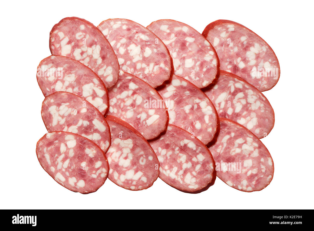 Salami in Scheiben geschnitten auf weißem Hintergrund. Mit Freistellungspfad isoliert Stockfoto