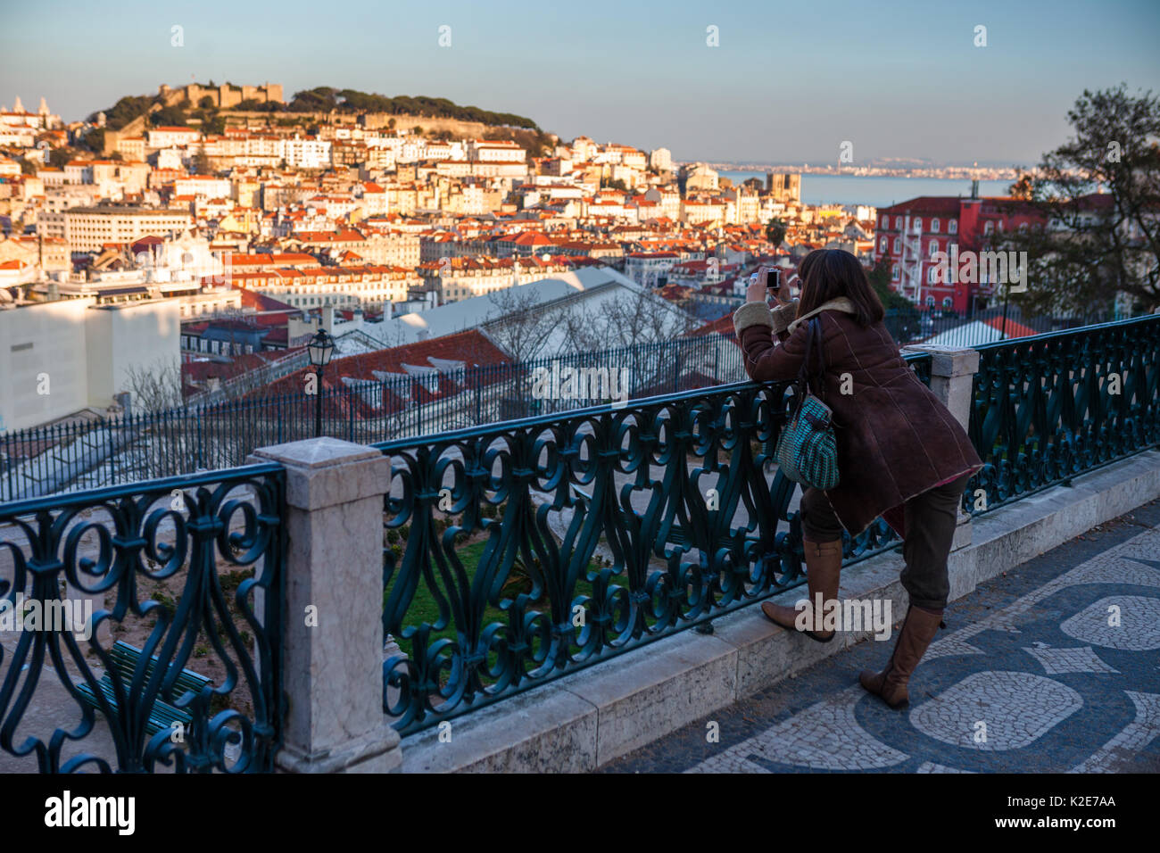 Blick auf Lissabon bei Sonnenuntergang mit Castelo Sao Jorge Stockfoto