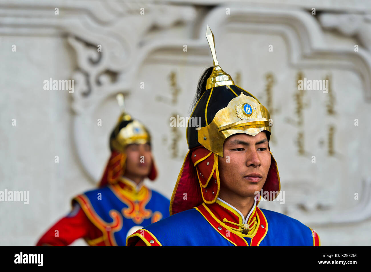 Hüterin der mongolischen Streitkräfte in traditionellen Uniformen vor der Dschingis-Khan Denkmal an das Parlament Stockfoto