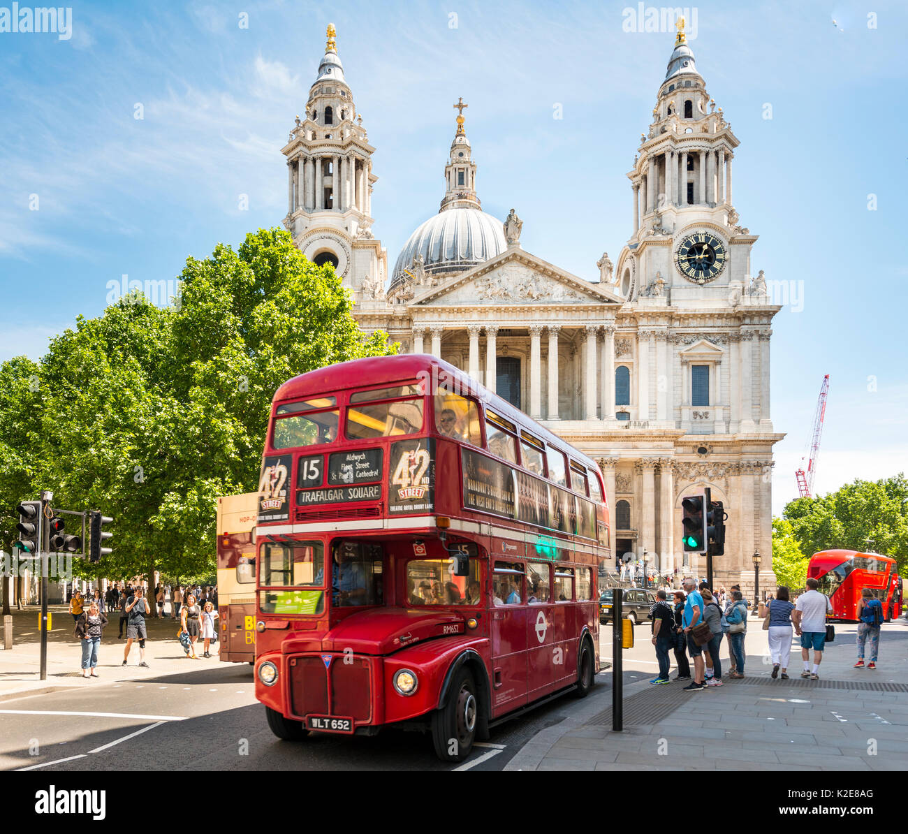 Rote Doppeldecker Bus, St. Paul's Cathedral, London, England, Vereinigtes Königreich Stockfoto
