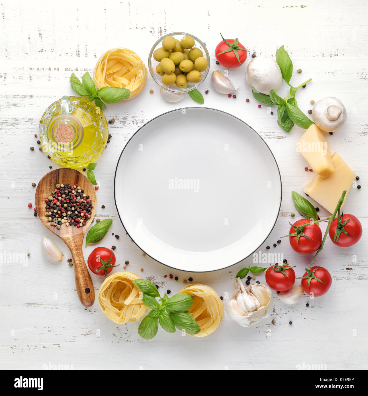 Italienische Lebensmittel oder Zutaten, mit frischem Gemüse, Nudeln, Käse Parmesan und Gewürzen. Ansicht von oben Stockfoto