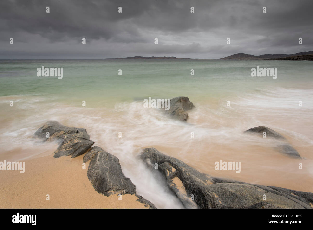 Felsen auf Seilebost Strand mit Sturm nähert sich,Harris, Äußere Hebriden, Schottland, UK, April 2013. Stockfoto