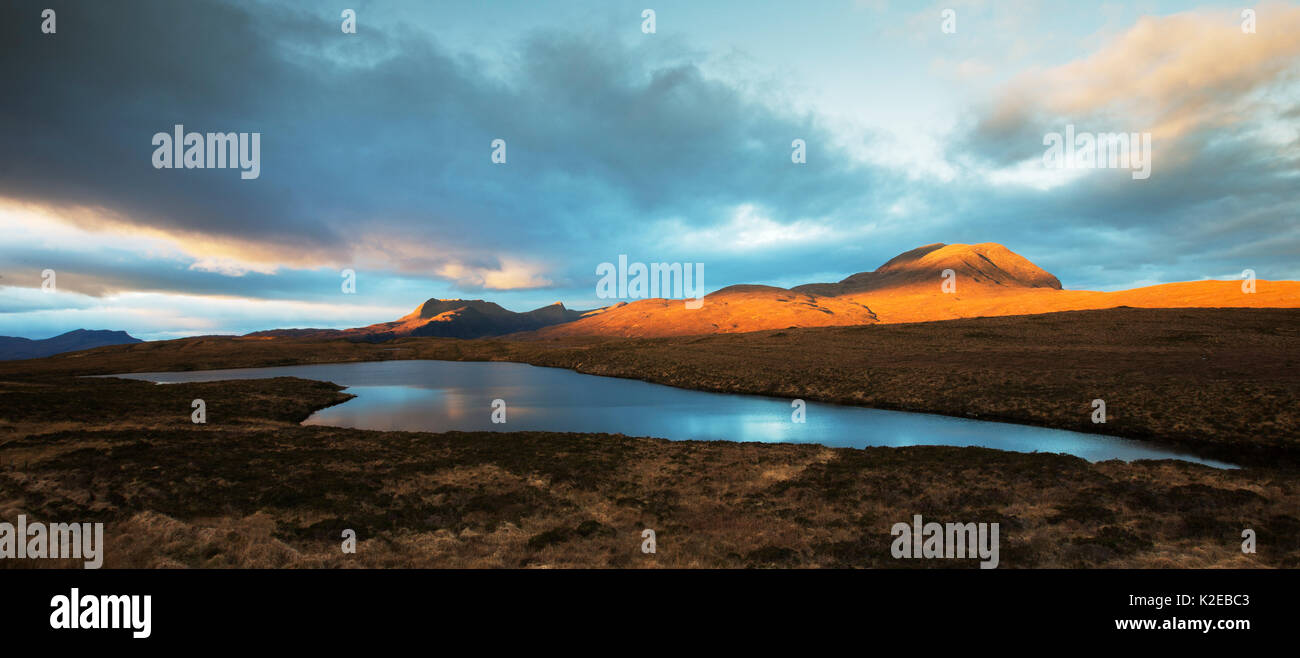 Ben Mor Coigach und Loch Assynt Dhonnachaidh im Winter, Highlands, Schottland, UK, Januar 2014. Stockfoto