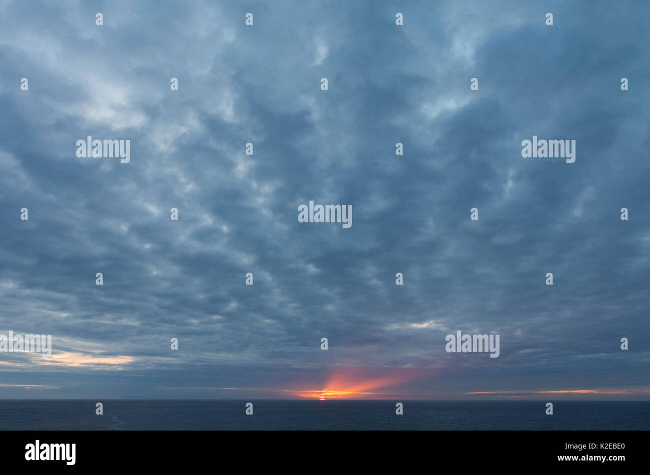 Himmel bei Sonnenaufgang von Fair Isle, Shetlandinseln, Schottland, Großbritannien, Juli. Stockfoto