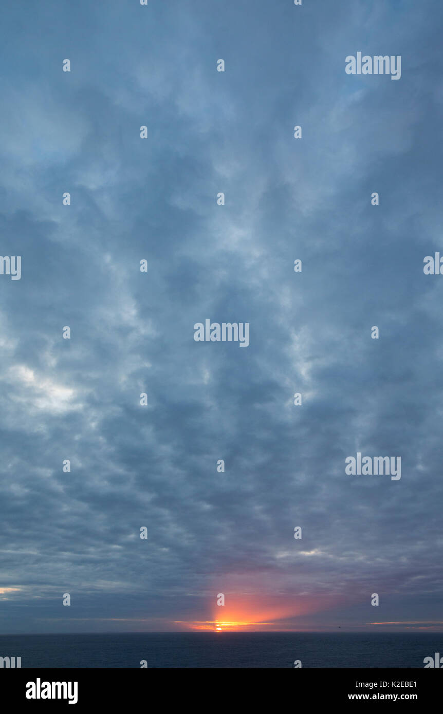 Himmel bei Sonnenaufgang von Fair Isle, Shetlandinseln, Schottland, Großbritannien, Juli. Stockfoto