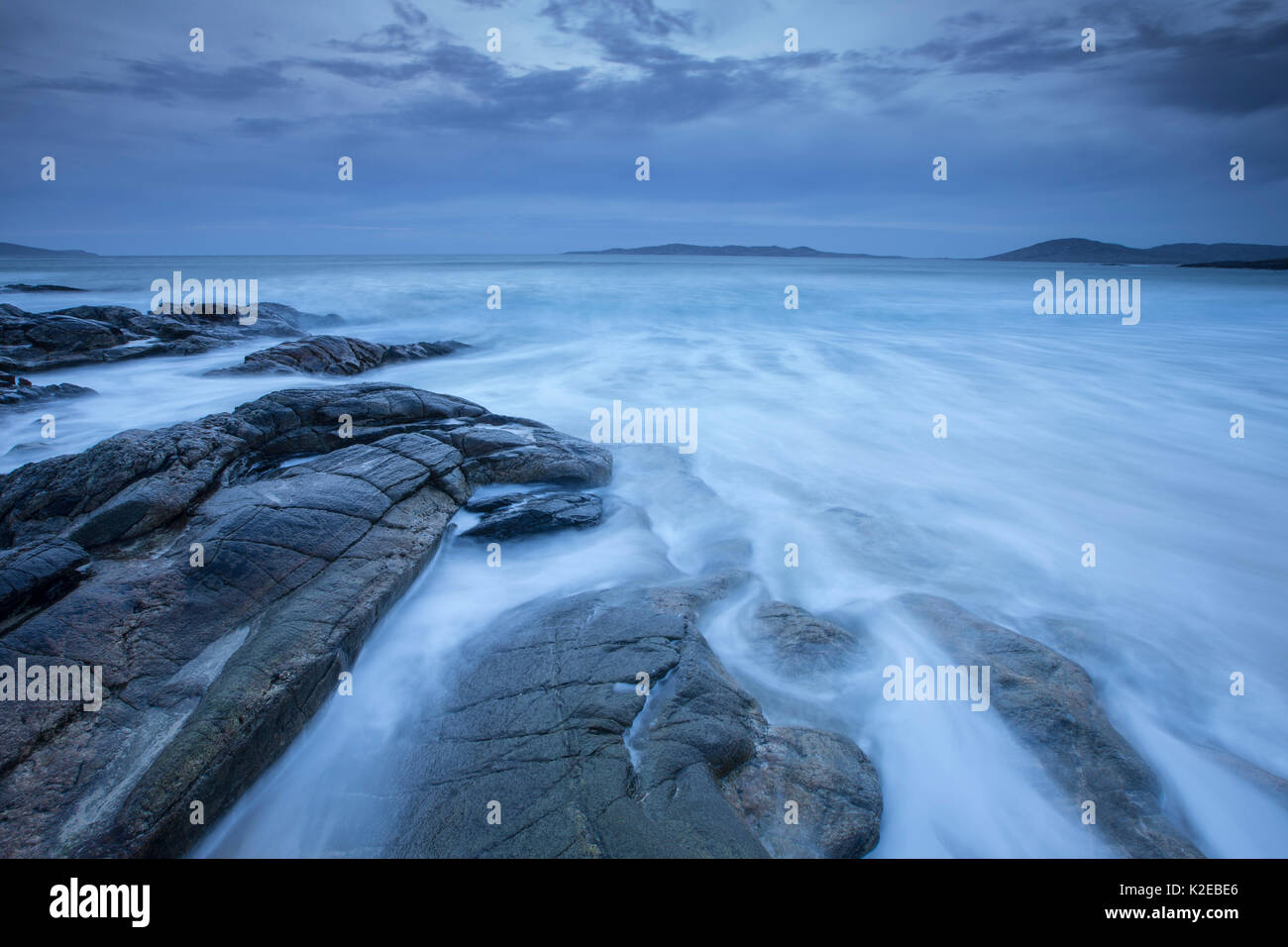 Stürmische Meere in der Dämmerung von horgabost mit Blick auf Taransay,Harris, Äußere Hebriden, Schottland, UK, April 2014. Stockfoto