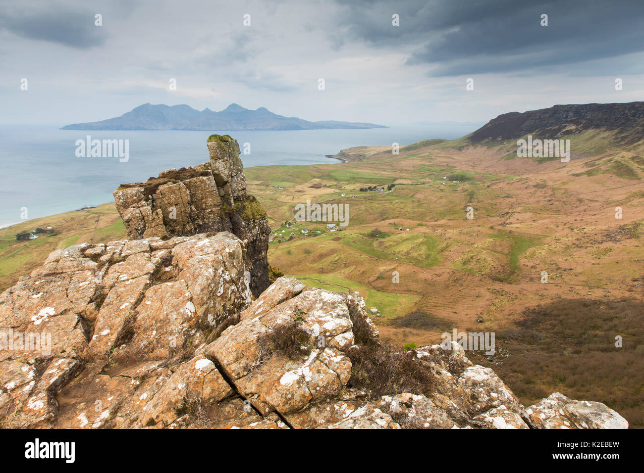 Blick über Cleadale, Insel Eigg in Richtung Rum, Innere Hebriden, Schottland, UK, April 2014. Stockfoto