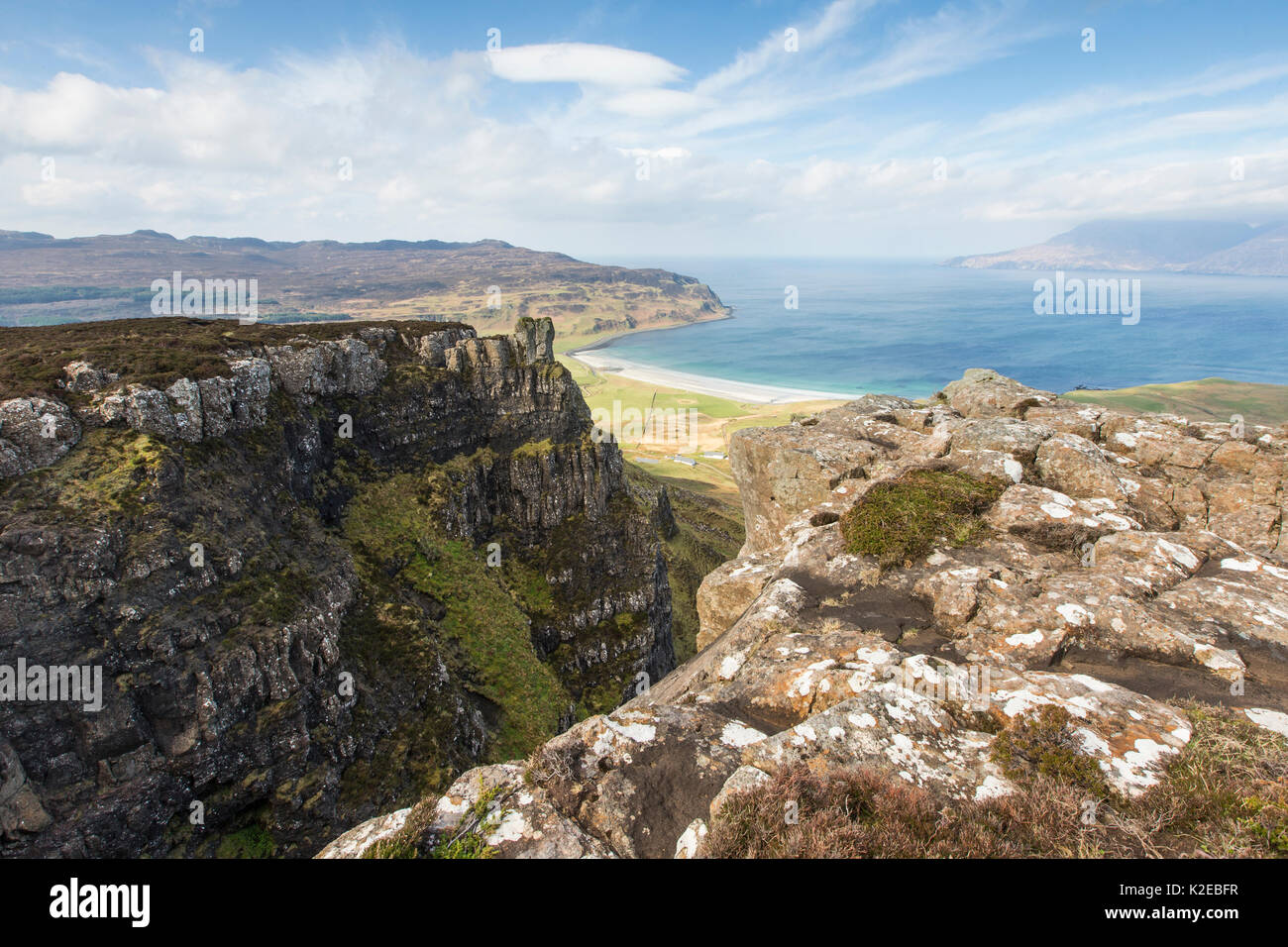 Blick über Cleadale, Insel Eigg in Richtung Insel Rum, Innere Hebriden, Schottland, UK, April 2014. Stockfoto