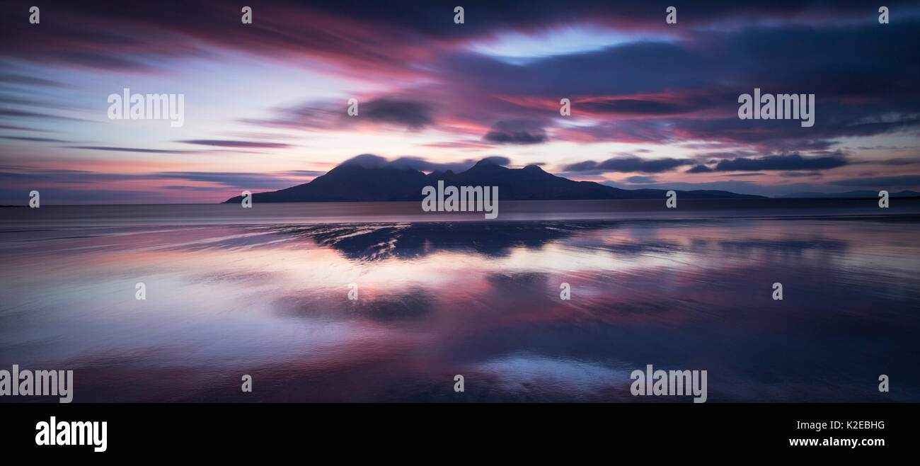 Sonnenuntergang über der Bucht von Laig, Insel Eigg in Richtung Insel Rum, Innere Hebriden, Schottland, UK, April 2014. Stockfoto