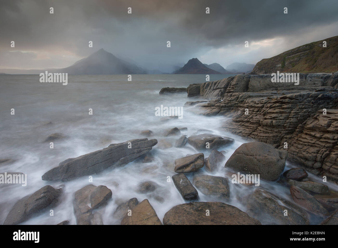 Stürmisches Wetter über Cuillin Mountains von elgol Strand, Isle of Skye, Schottland, Großbritannien, Oktober 2013. Stockfoto