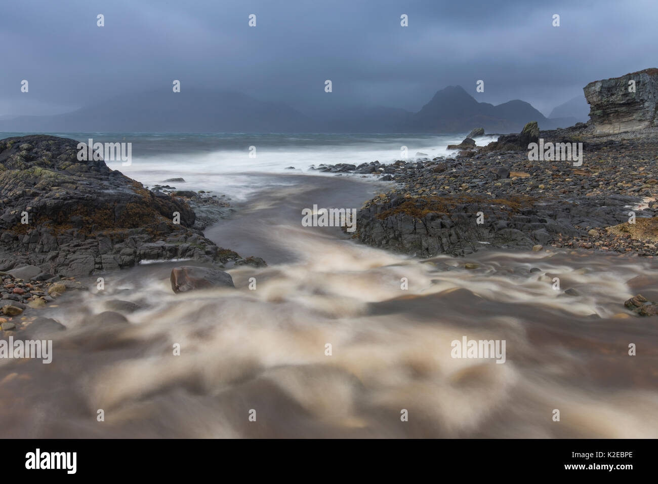 River Abfluss ins Meer läuft im Elgol mit Blick auf die Cuillin, Isle of Skye, Innere Hebriden, Schottland, Großbritannien, Oktober 2013. Stockfoto