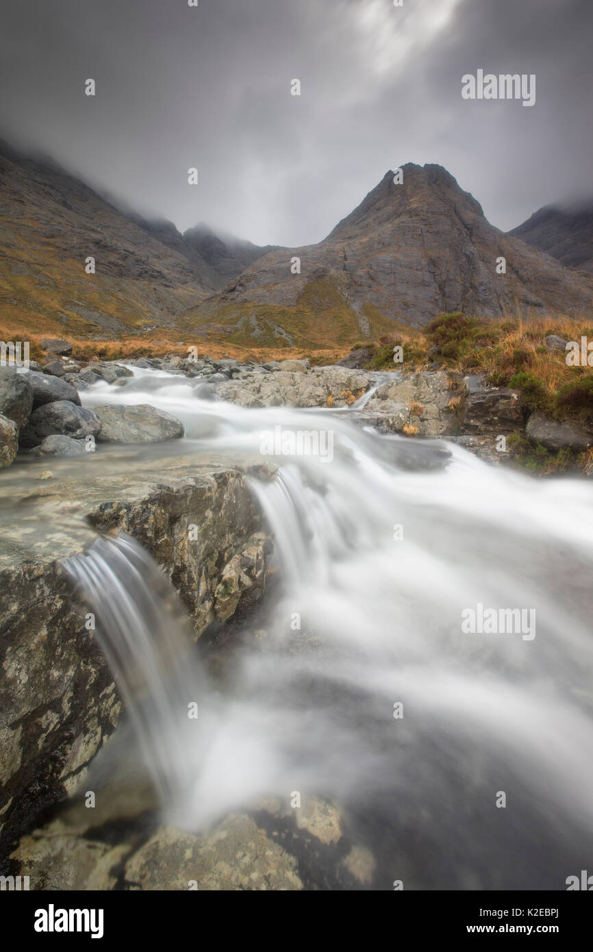 Wasserfälle bei Fairy Pools, Glen Spröde, Isle of Skye, Innere Hebriden, Schottland, Großbritannien, Oktober 2013. Stockfoto