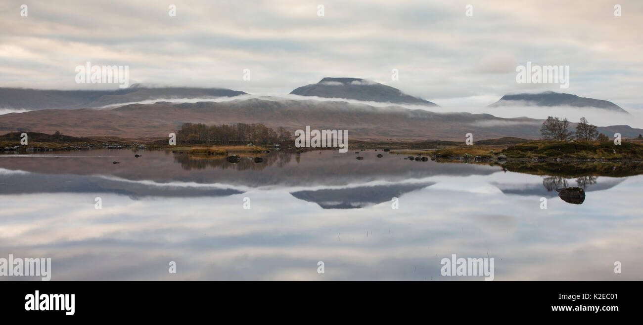 Dawn Reflexionen im Loch Baa, Rannoch Moor, Glencoe, Schottland, Großbritannien, Oktober 2014. Stockfoto