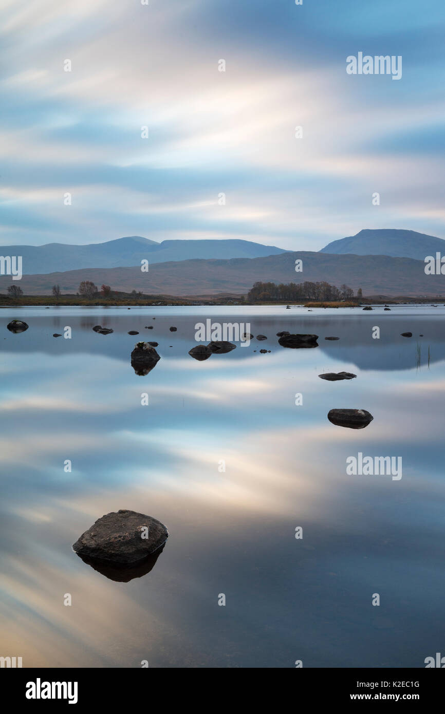 Dawn Reflexionen am Loch Baa, Rannoch Moor, Glencoe, Lochaber, Schottland, Großbritannien, Oktober 2014. Stockfoto