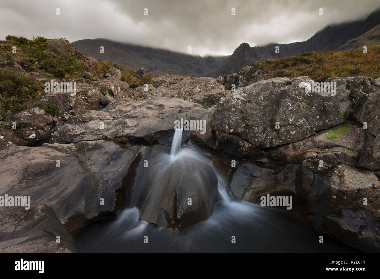 Wasserfall unter bewölktem Himmel, Fairy Pools, Glen Spröde, Isle of Skye, Innere Hebriden, Schottland, Großbritannien, Oktober 2014. Stockfoto