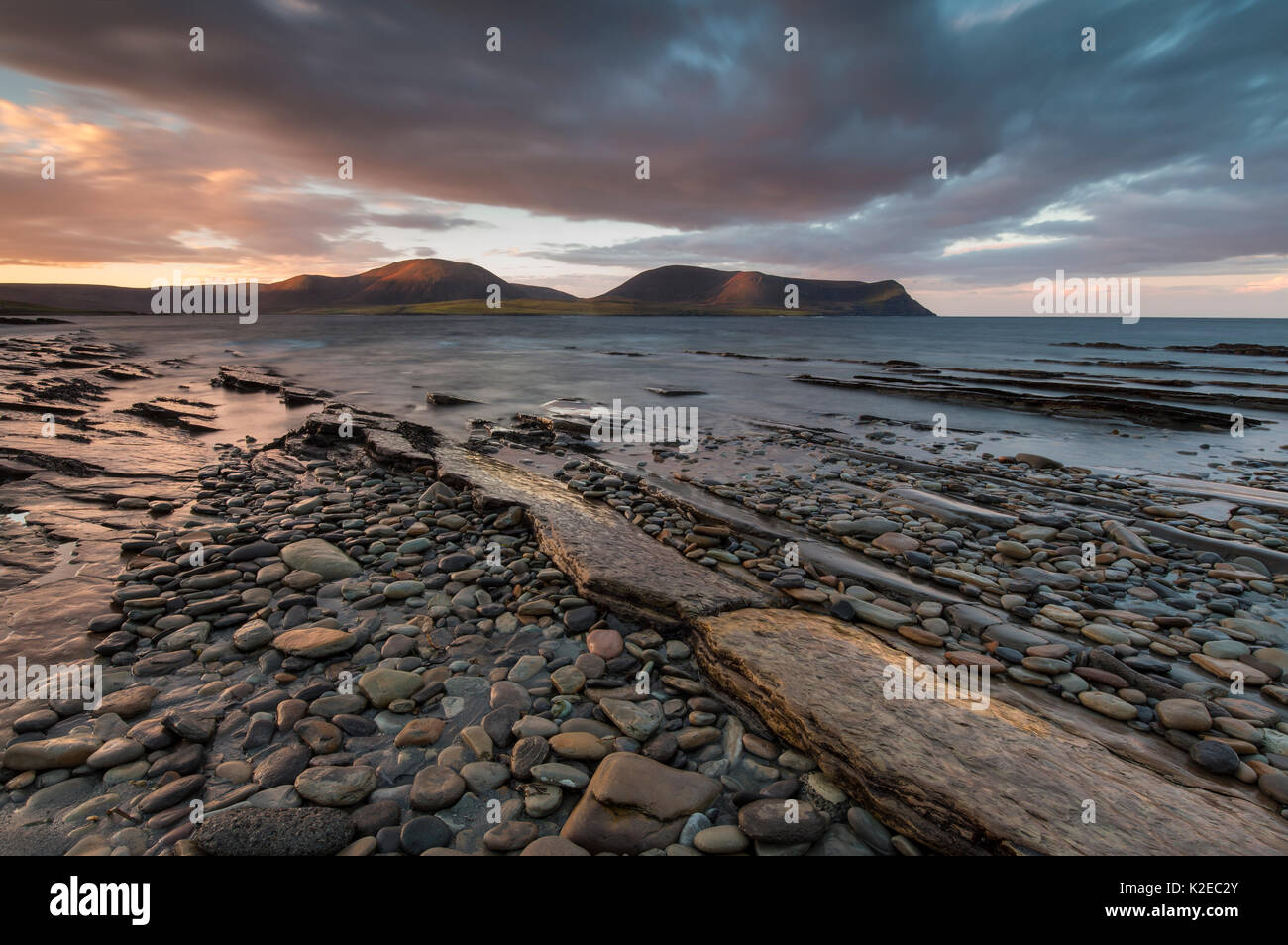 Warebeth Strand bei Sonnenaufgang mit Blick auf Hoy, Orkney, Schottland, UK, November 2014. Stockfoto