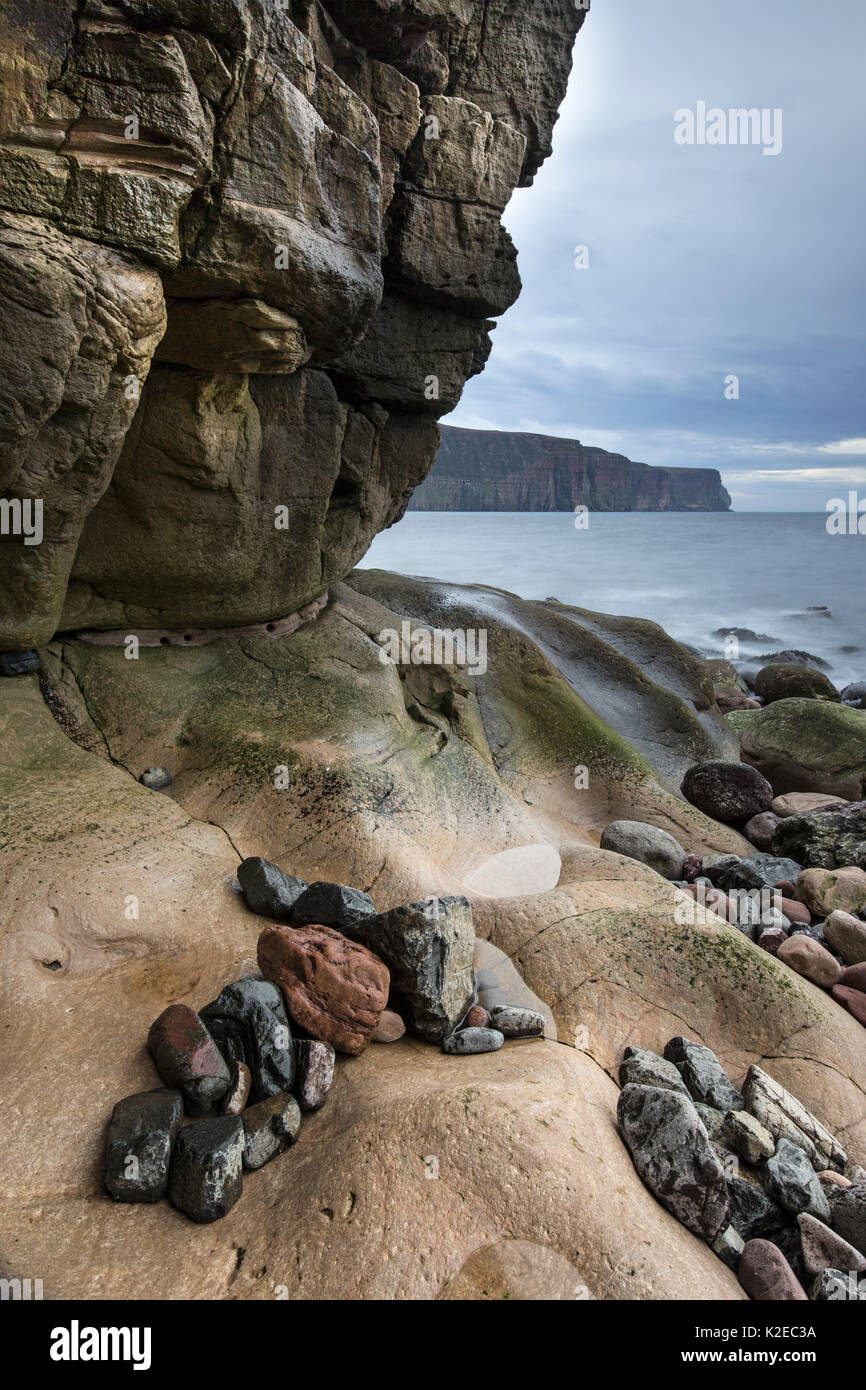 Steine auf die Küstenlinie bei Rackwick Bay, Hoy, Orkney, Schottland, Oktober 2014. Stockfoto