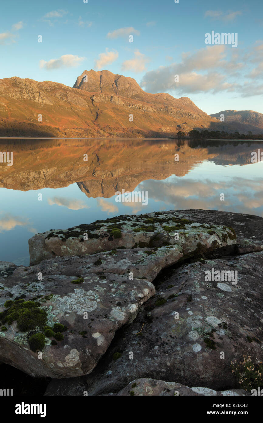 Siloch spiegelt sich in Loch Maree, Wester Ross, Schottland, UK, November 2014. Stockfoto