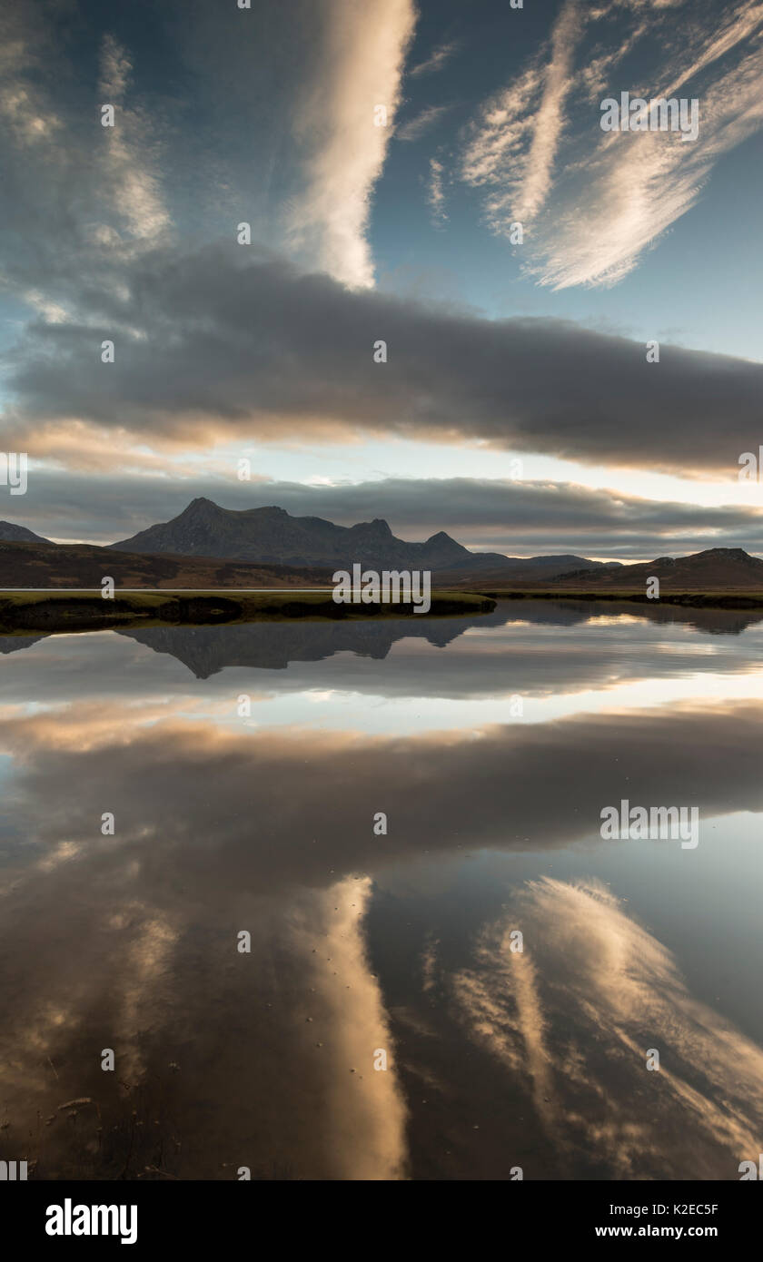 Ben Loyal spiegelt sich in Kyle der Zunge, Sutherland, Schottland, UK, November 2014. Stockfoto