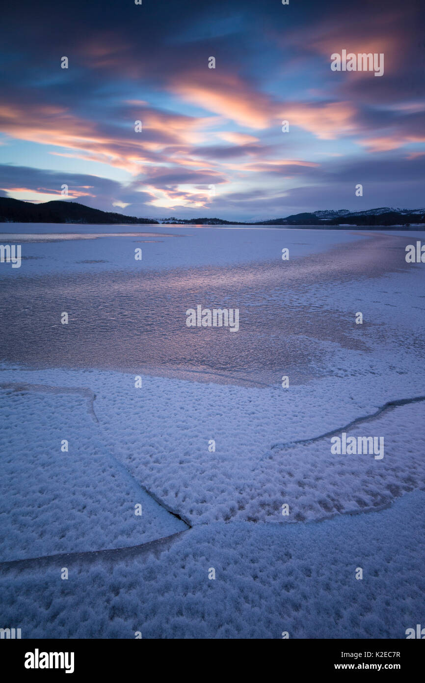 Ein gefrorenes Loch Insh bei Sonnenuntergang, Kincraig, Cairngorms National Park, Schottland, UK, Januar 2015. Stockfoto