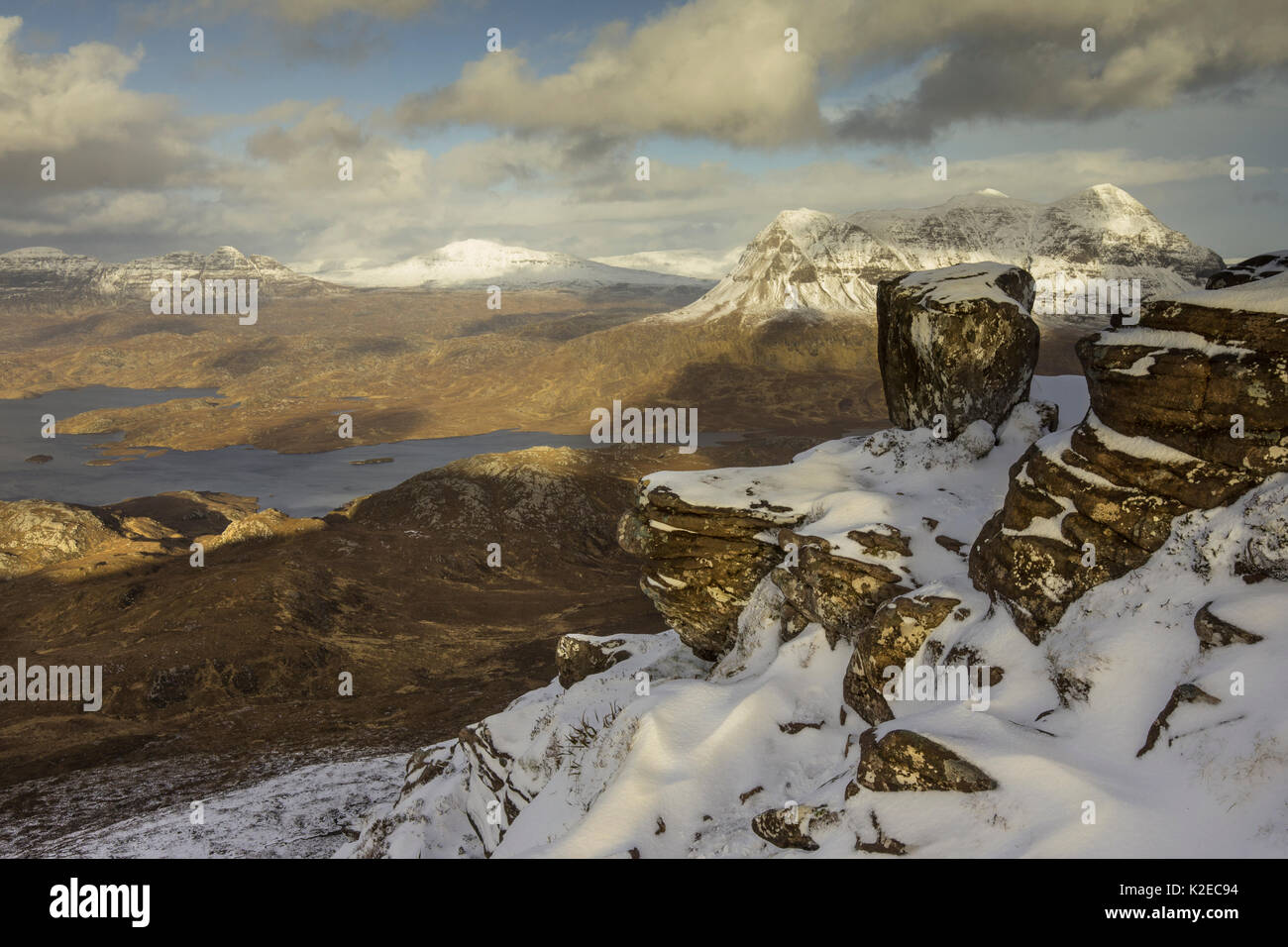 Blick über inverpolly Wald von der Oberseite der Stac Pollaidh, Assynt, Sutherland, Schottland, Großbritannien, Februar 2015. Stockfoto