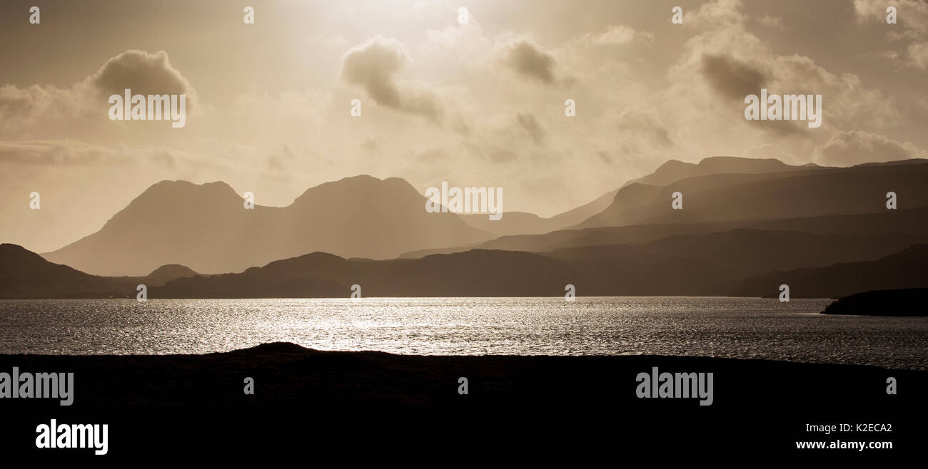 Silhouetten der Berge über Loch Lurgainn, Richtung Ben Mor Coigach, Assynt, Sutherland, Schottland, Großbritannien, Februar 2015. Stockfoto