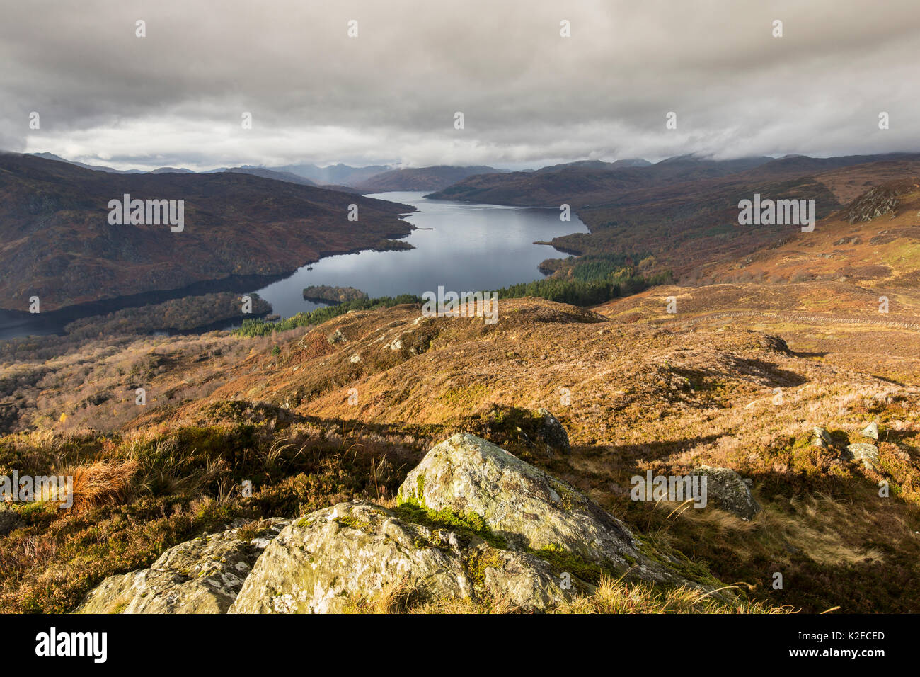 Blick von Ben ein 'Ein Blick über Loch Katrine, Loch Lommond & Trossachs National Park, Schottland, UK, November 2015. Stockfoto