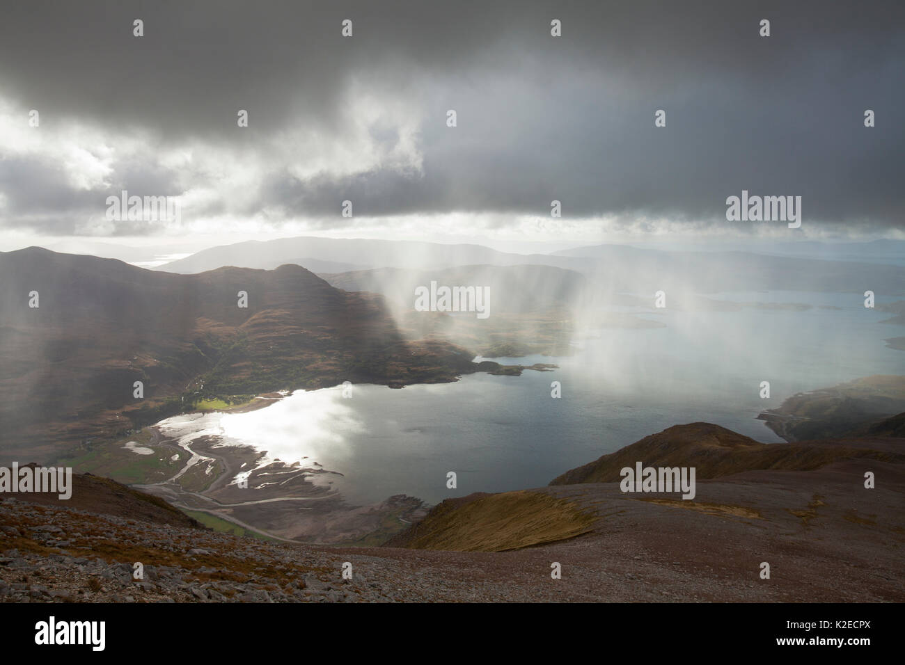 Regendusche über oberem Loch Torridon, Wester Ross, Schottland, Großbritannien, Oktober 2015. Stockfoto