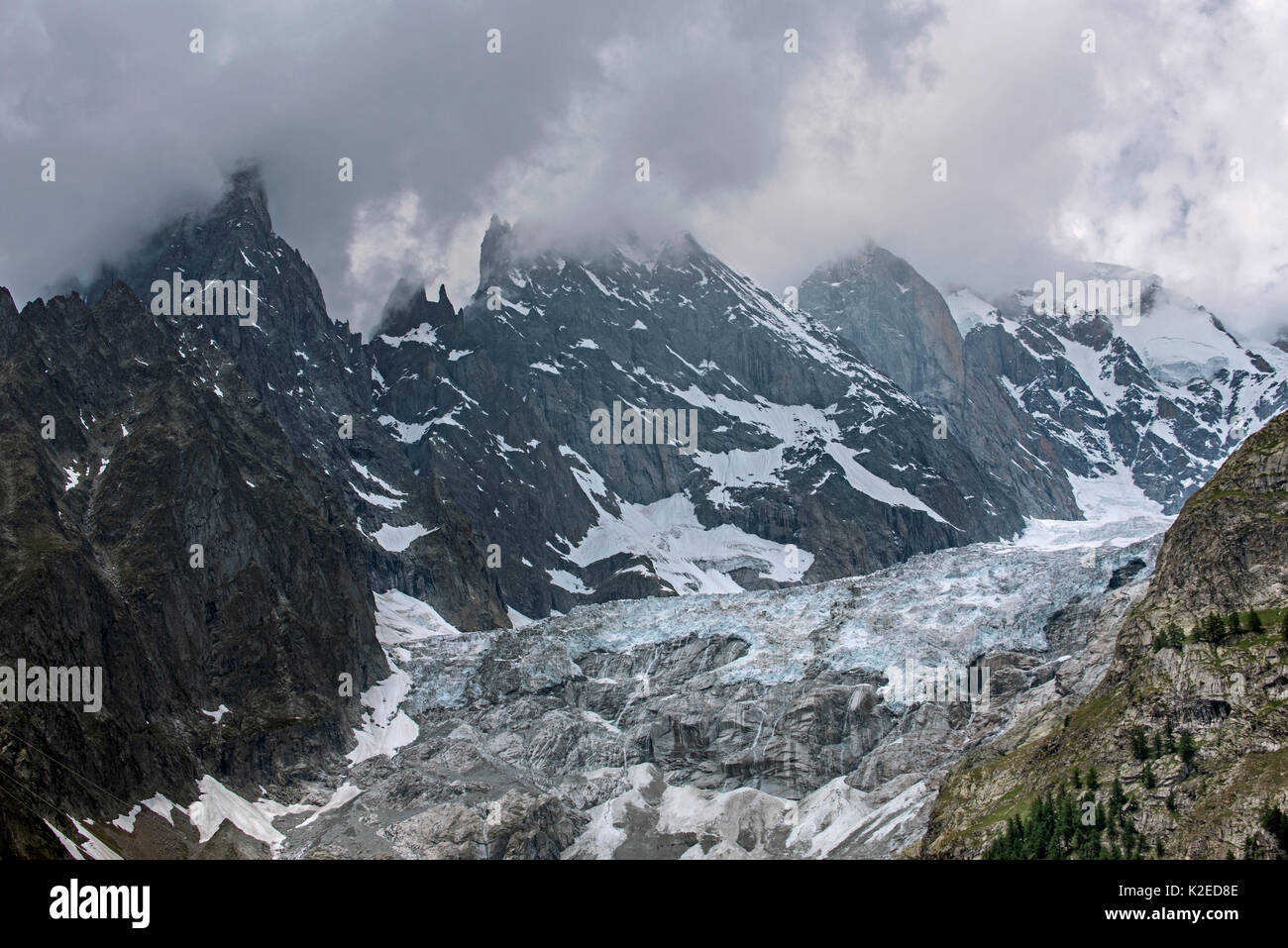 Aiguille Noire de Peuterey Peuterey, Teil der Grat auf den Gipfel des Mont Blanc mit seinen höheren Nachbar, der Aiguille Blanche de Peuterey vom Val Ferret Tal gesehen, Graian Alps, Italien, Juni 2015 Stockfoto