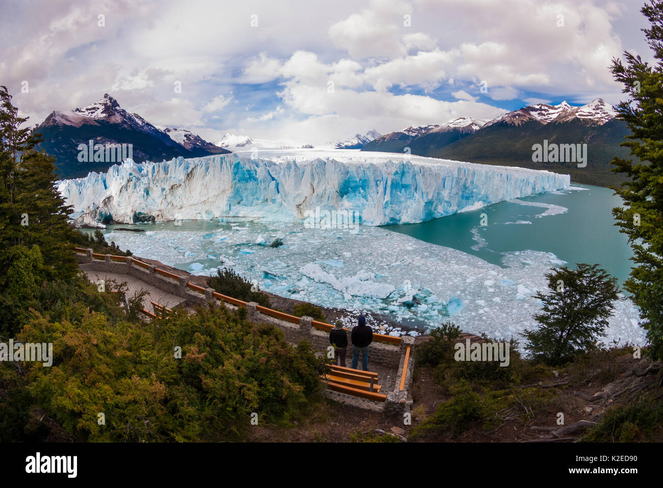 Zwei Menschen am Aussichtspunkt mit Blick auf den Perito Moreno Gletscher, Nationalpark Los Glaciares, Santa Cruz, Patagonien, Argentinien. Februar 2010. Stockfoto