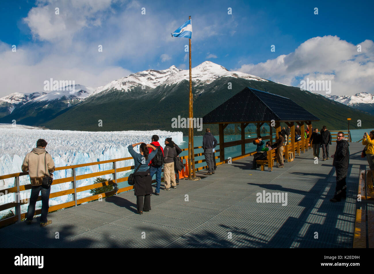 Touristen, die auf der Suche am Perito Moreno Gletscher, Nationalpark Los Glaciares, Santa Cruz, Patagonien, Argentinien. Februar 2010. Stockfoto
