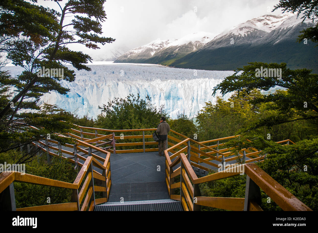 Aussichtsplattform und Perito Moreno Gletscher, Nationalpark Los Glaciares, Santa Cruz, Patagonien, Argentinien. Februar 2010. Stockfoto