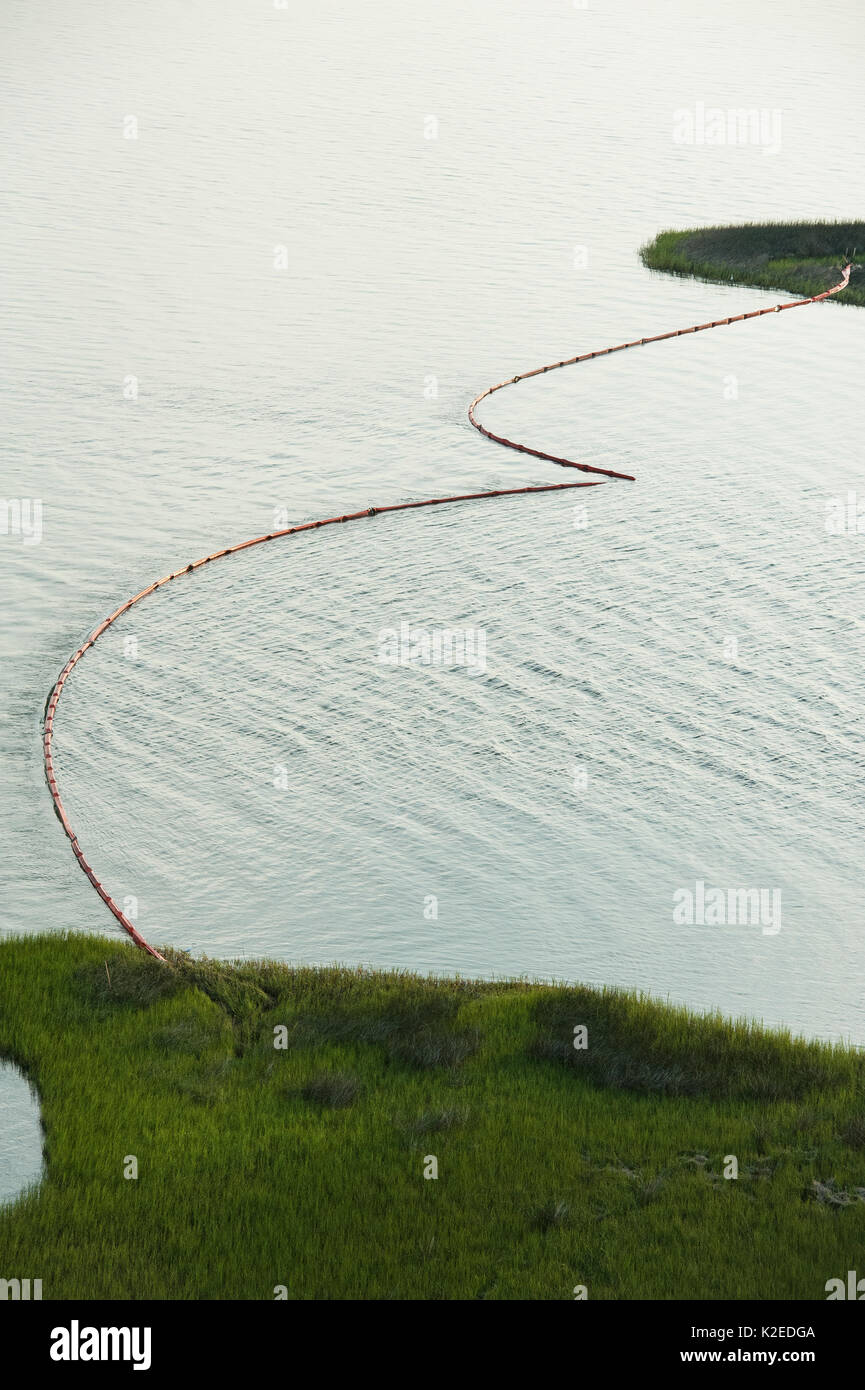 Luftaufnahme der Ölinhalt Ausleger schutz Queen Bess Insel, Grande Isle, Louisiana, Golf von Mexiko, USA, August 2010 Stockfoto
