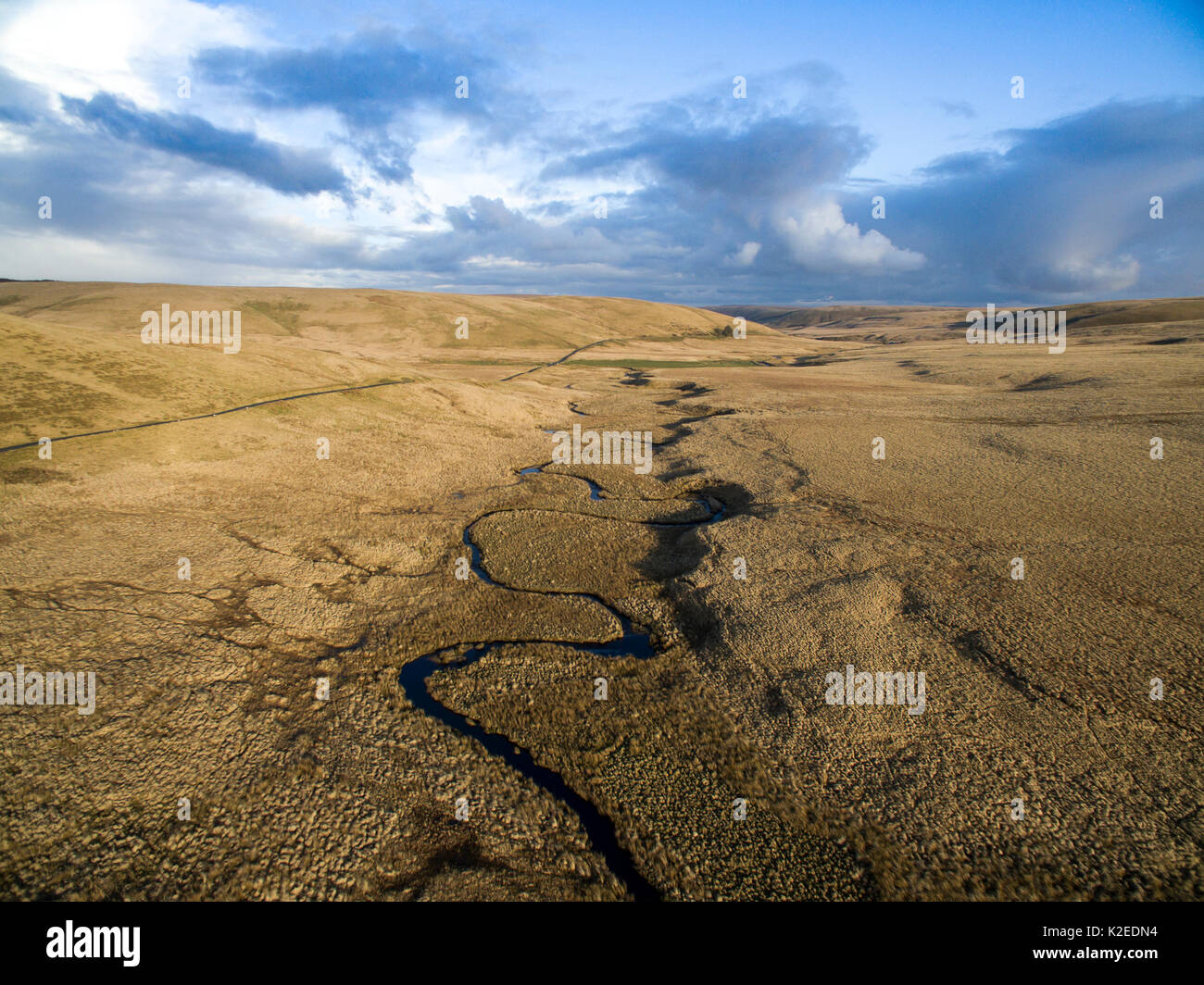 Mäander auf dem Fluss/Afon Elan, in der Nähe von Rhayader, Wales, UK, April Stockfoto