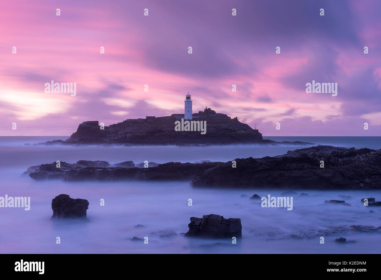 Godrevy Leuchtturm in der Dämmerung, St. Ives Bay, West Cornwall, England, Großbritannien. Februar 2016. Stockfoto