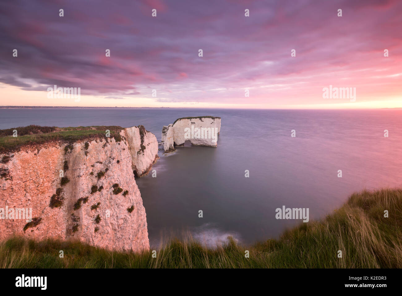 Old Harry Rocks in der Dämmerung, in Richtung der Insel Wight, Studland, Dorset, England, UK. September 2015. Stockfoto