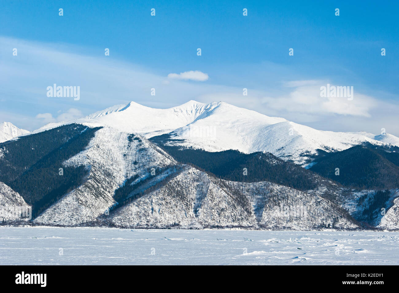 Berge von bargusin Ridge, Baikalsee, Sibirien, Russland. März 2015. Stockfoto