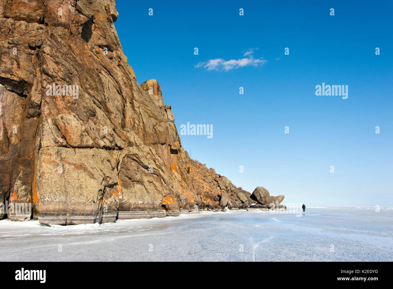 Eisfeld in der Bucht am Baikalsee im Frühjahr, Baikalsee, Sibirien, Russland, März 2014. Stockfoto