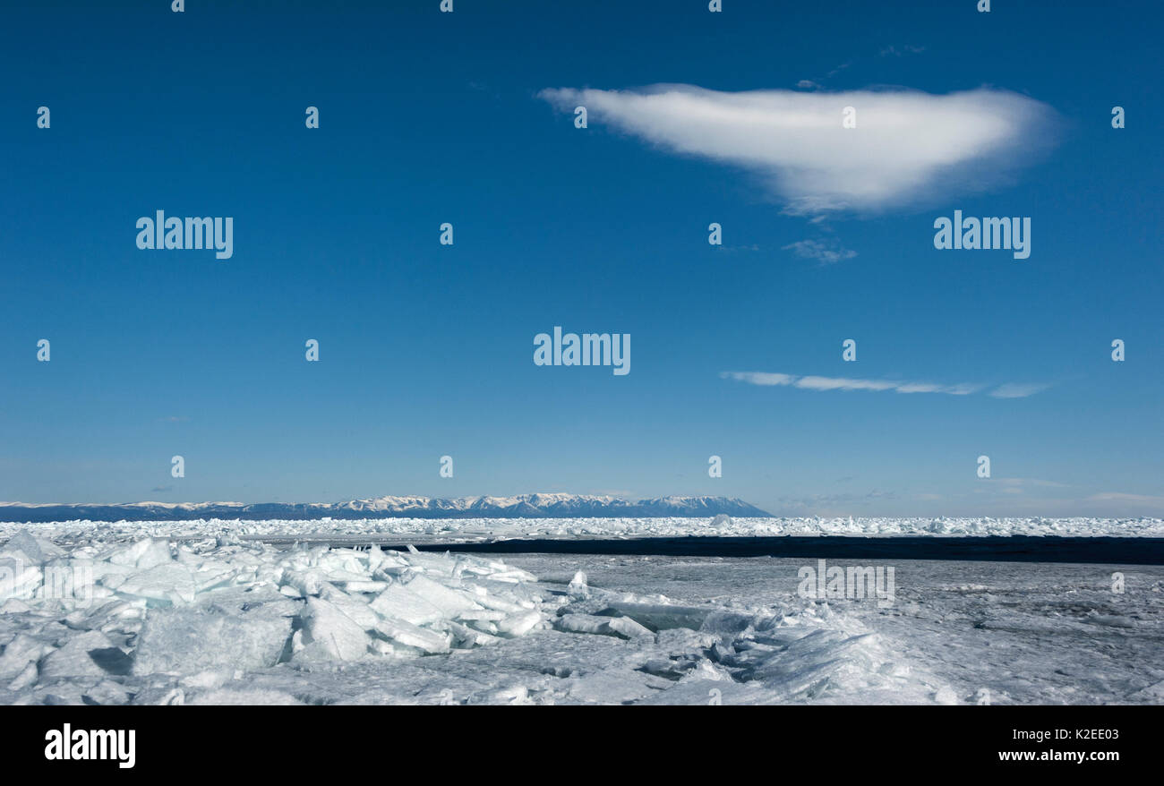 Eis Haufen am Baikalsee im Frühjahr, Baikalsee, Sibirien, Russland, Baikalsee, Sibirien, Russland. März 2014. Stockfoto