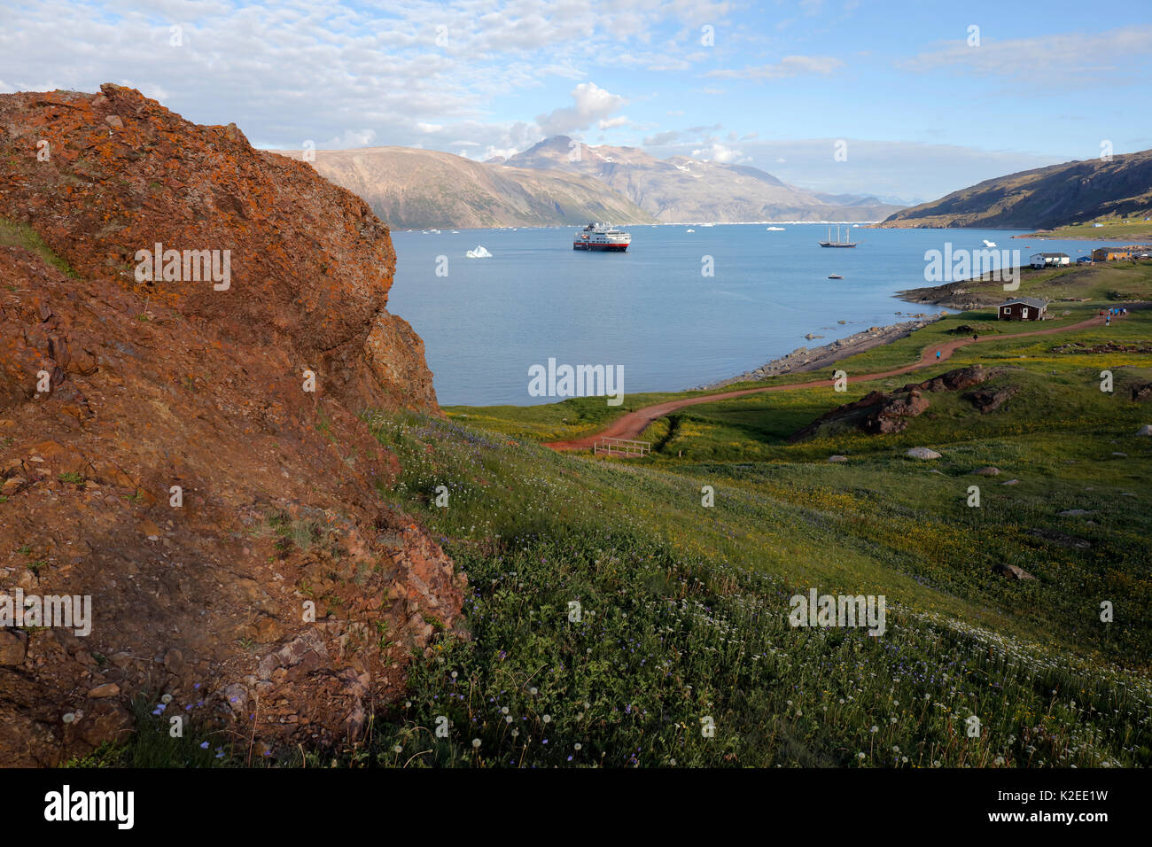 Landschaft Grönlands mit Booten,, Quassiarsuk/Brattahlid, südlichen Grönland, Juli 2016. Stockfoto